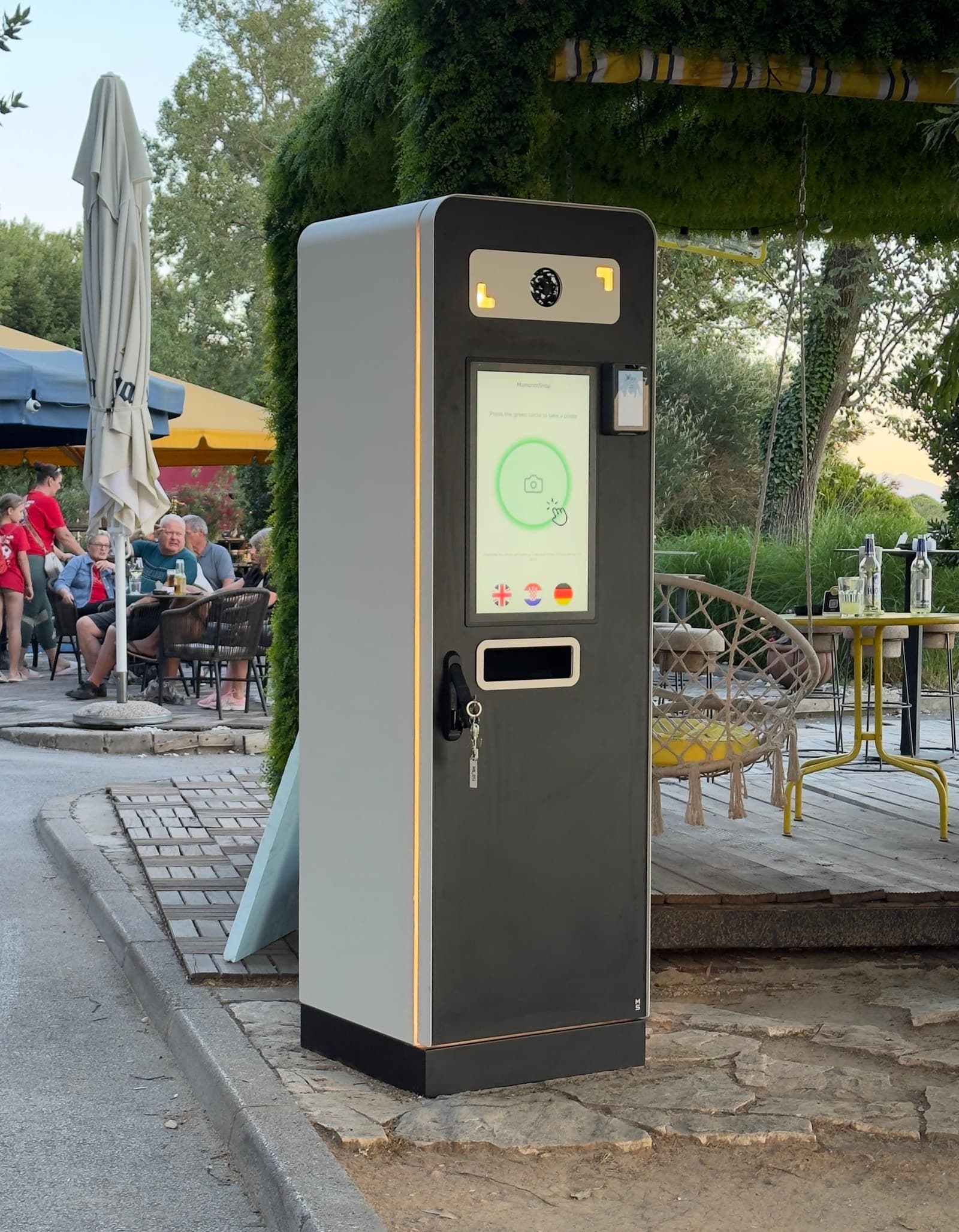 Metalno kućište fotokiosk uređaja na terasi