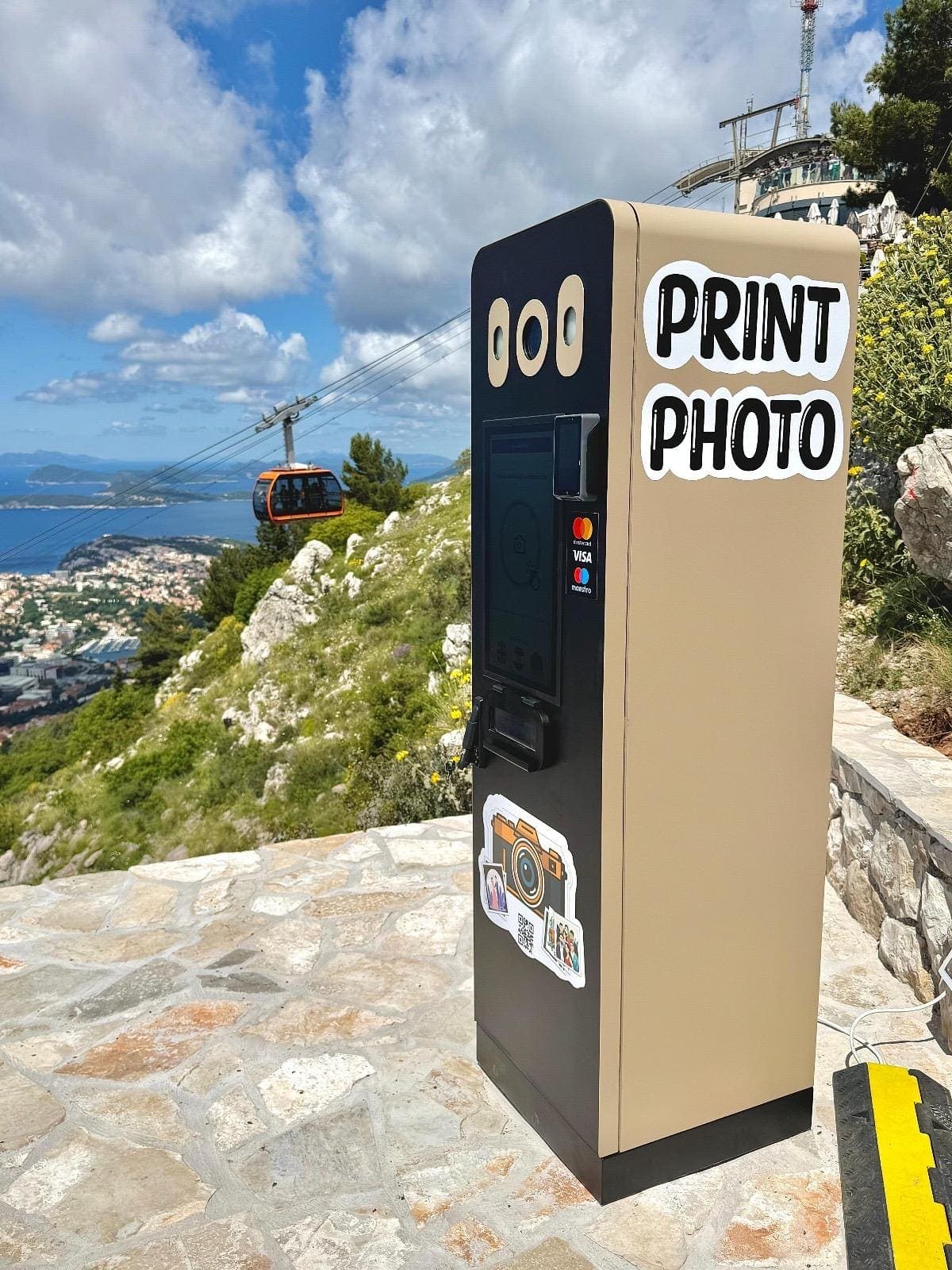 Metalno kućište fotokiosk uređaja na vidikovcu